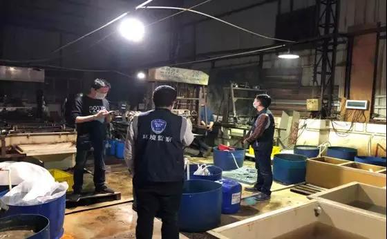 東莞橋頭鎮(zhèn)一家無牌電鍍廠偷排廢水，被緊急查封！