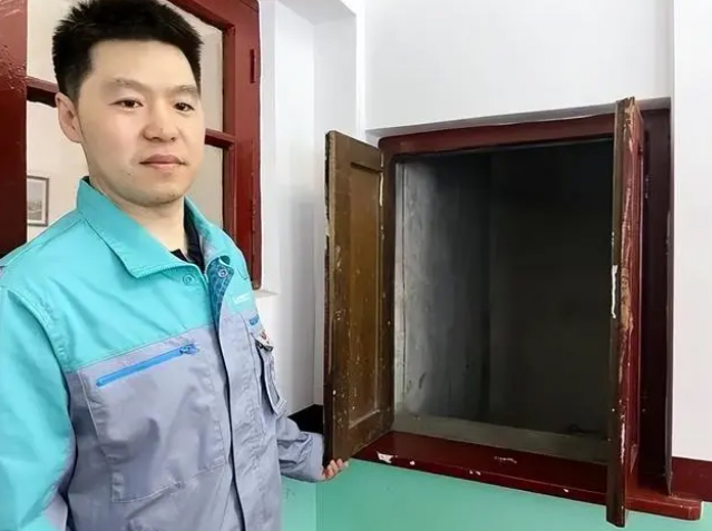 實(shí)驗(yàn)樓的一樓，有兩扇特殊的“小窗戶”，打開后就會出現(xiàn)一條“暗道”