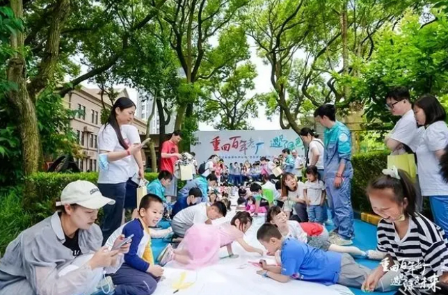 孩子們齊心合力完成一幅上海百年“治水藍(lán)圖”